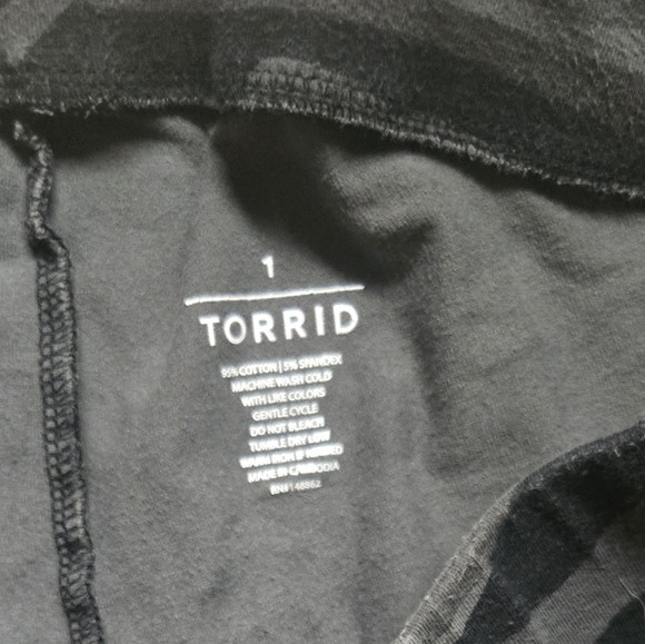 Torrid Gray Camo Leggings Size 1X - Picture 2 of 3